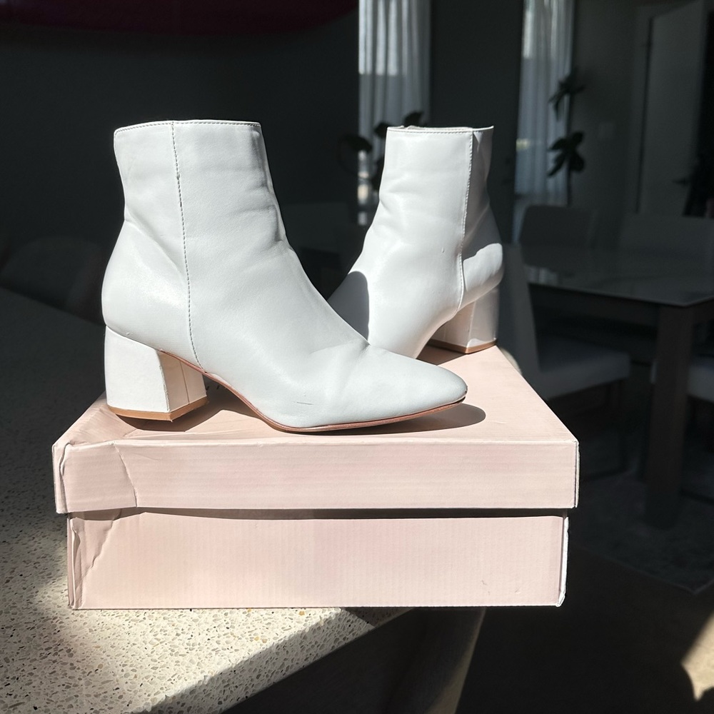 Chinese Laundry White Boots Booties Davinna